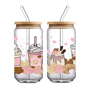 Détail du verre 16oz avec motifs roses Cafecito y Chisme et couvercle en bambou
