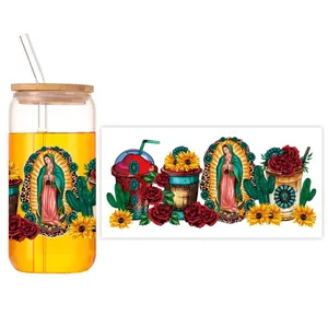 Détail du verre 16oz avec motif Vierge de Guadalupe et autocollants floraux UV DTF transfert