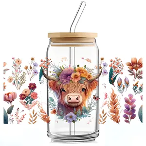 Detail eines UV DTF Aufklebers mit Highland-Kuh auf 16oz Glas mit Bambusdeckel und Trinkhalm
