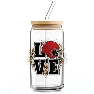 Détail d'un verre de 16oz avec imprimé LOVE football, couvercle en bambou et paille en verre