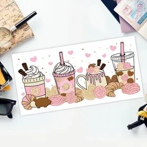 Détail de l'autocollant UV DTF avec motifs de café et pain de style Cafecito y Chisme