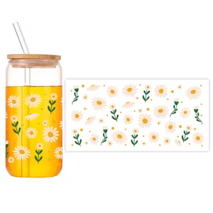 Detail van 16oz glazen beker met madeliefje UV DTF sticker en bamboe deksel