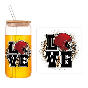 Détail du verre 16oz avec imprimé casque de football LOVE et couvercle bambou