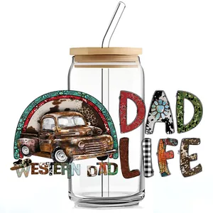 Detail van 16oz bierblikglas met Western Dad thema, bamboe deksel en glazen drinkrietje