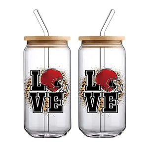Détail de l'ensemble de verres 16oz avec motif football, couvercles en bambou et pailles