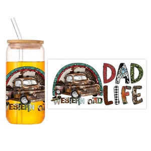 Detail van UV DTF transfersticker op 16oz glas met Western Dad Life pick-up truck ontwerp