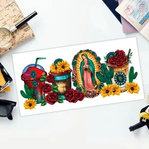 Détail d'un autocollant UV DTF avec la Vierge de Guadalupe et motifs bohèmes pour verre