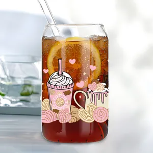 Détail de l'autocollant UV DTF sur un verre de 16oz avec design Cafecito y Chisme