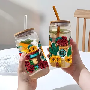 Détail de verres de 16oz avec autocollants de transfert UV DTF tournesol et rose colorés