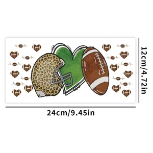 Detailweergave van de 24x12cm UV DTF-transfersticker met luipaard footballhelm en harten