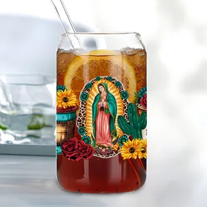 Détail de l'autocollant UV de Notre-Dame de Guadalupe sur un verre de 16oz avec paille