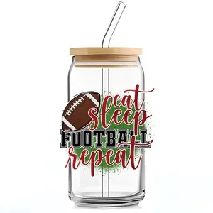 Détail de canette en verre 16oz avec couvercle en bambou et motifs de football US