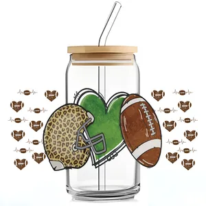 Detail van 16oz bierblikglas met American football-helm, bamboe deksel en glazen rietje