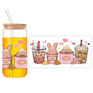 Détail d'un verre 16oz avec couvercle en bambou et motifs UV DTF roses café et dessert