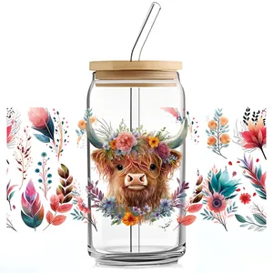 Detailansicht Highland Cow UV-Aufkleber auf 16oz Glasbecher mit Bambusdeckel