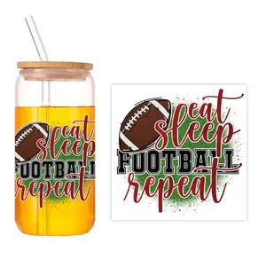 Détail du verre 16oz avec impression UV DTF eat sleep FOOTBALL repeat et couvercle en bambou