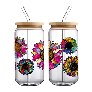 Detailweergave van 16oz glazen blikjes met zonnebloemprint en bamboe deksels