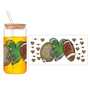 Detail van 16oz glazen beker met American football luipaardhelm en hart UV-transfer