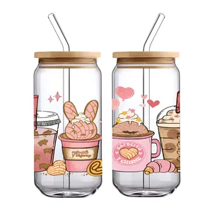 Détail de tasses en verre avec imprimé Cafecito y Chisme, couvercles bambou et pailles