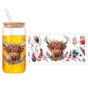 Detailansicht des Highland Cow Aufklebers auf 16oz Glasbecher mit Bambusdeckel
