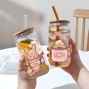 Détail d'un verre de 16oz avec décalcomanies UV DTF, couvercle en bois et paille