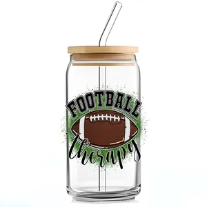 Détail d'un verre canette 16oz avec motif football therapy et couvercle en bambou et paille