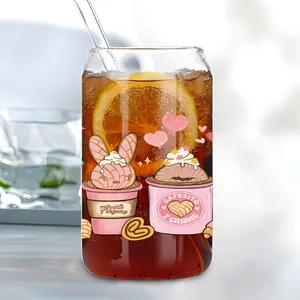 Détail de l'autocollant UV DTF sur verre de 16oz avec graphismes de tasses à café colorées