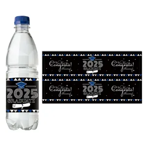 Detail der 2025 Abschluss-Wasserflaschenetiketten mit schwarz-blau-silbernen Festmotiven