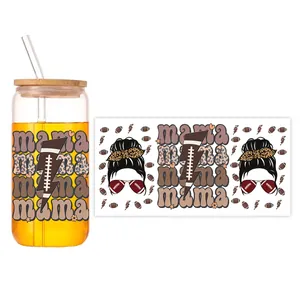 Detail van een 16oz glas met bamboe deksel en rietje met mama- en football-motieven