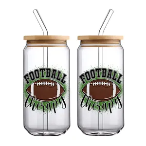 Détail du verre 16oz avec couvercle en bambou et paille au design Football Therapy