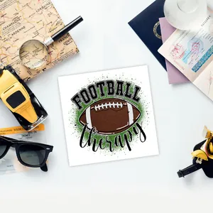 Détail d'un autocollant de transfert UV avec design FOOTBALL Therapy sur fond voyage
