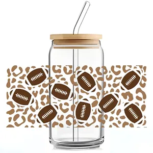 Detail van 16oz glazen beker met panterprint, football-motief, bamboe deksel en rietje