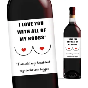 Dettaglio di etichette per vino con testo nero umoristico e decorazioni grafiche a cuore rosso
