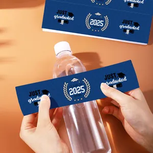 Detail zum Anbringen der Class of 2025 Abschluss-Wasserflaschenetiketten auf Flaschen