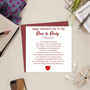 Lifestyle-opname van een Valentijnsdag wenskaartenset met rode envelop en accessoires