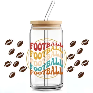 Detail van 16oz glazen beker met houten deksel en voetbalthema UV DTF transfer sticker