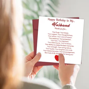 Grappige verjaardagskaart voor echtgenoot met rode envelop in een warme huiselijke sfeer