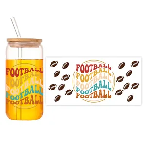 Detail van UV DTF transfersticker met voetbalpatronen op 16oz glas met bamboe deksel
