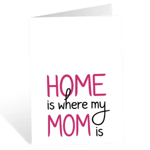 Dettaglio biglietto auguri bianco con testo Home is where my Mom is per la mamma