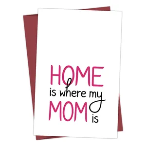 Dettaglio del biglietto HOME is where my MOM is con busta bordeaux su sfondo bianco neutro