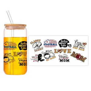 Detail van 16oz glas met bamboe deksel en American football thema DIY UV DTF stickers