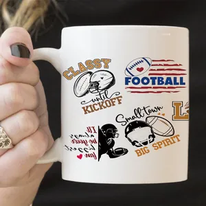 Detailopname van een witte keramische mok met football-illustraties en sportieve slogans
