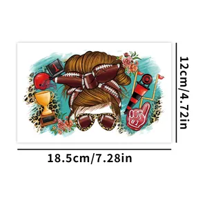 Detail van UV DTF sticker voor 16oz glas met voetbal messy bun meisje ontwerp