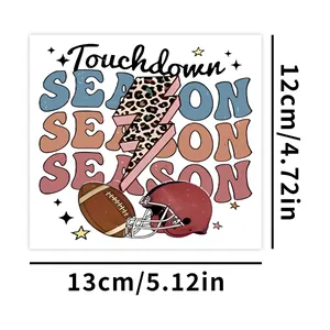 Detail van de 13x12cm UV-transfersticker met voetbalthema en touchdown-tekst erop