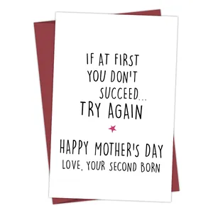 Detailopname van een grappige moederdagkaart met rode envelop op witte achtergrond