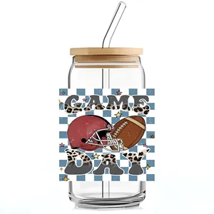 Detail van glazen beker met bamboe deksel en rietje in Amerikaans voetbalontwerp