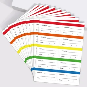 Macro-opname van gekleurde verwijderbare vriesetiketten met datum- en inhoudsregels