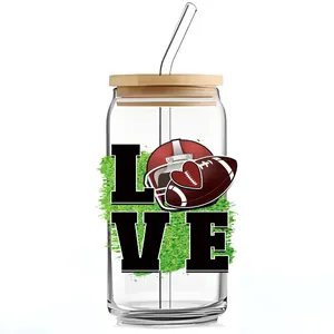 Detail van 16oz glazen beker met bamboe deksel en UV DTF sticker met voetbal thema