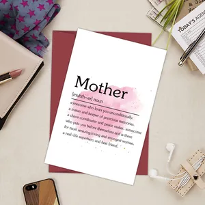 Flat lay di un biglietto d'auguri per la festa della mamma con busta bordeaux e accessori