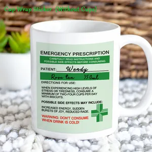Detalle macro de la pegatina impermeable tipo receta médica en una taza de cerámica blanca